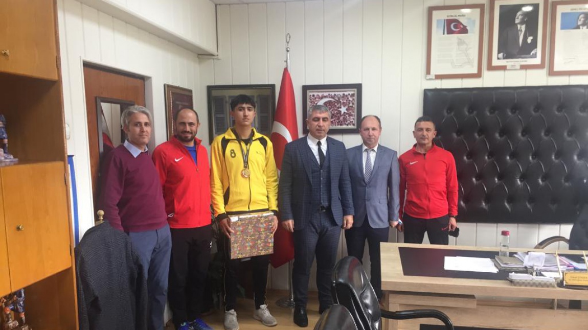 Türkiye Şampiyonu İsmail Efe DURMUŞ, İlçe Milli Eğitim Müdürü İsmail ŞİMŞEK'i ziyaret etti.